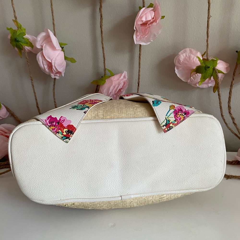 Betsey Johnson straw with white floral bow handbag - Picture 11 of 16